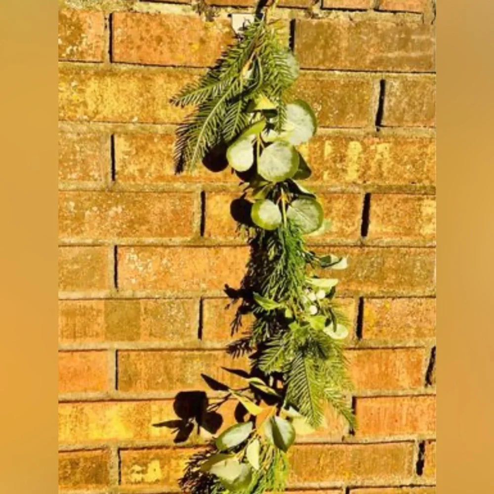 *Mistletoe Mix Artificial Garland